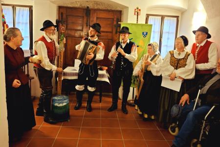 Cerkljanski gavnarji med nastopom z igranjem